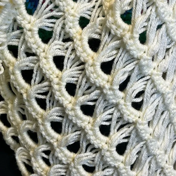 Shawl Broomstick lace crocheted by seller 100% Acrylic handmade blanket shawl - Picture 4 of 9